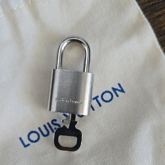 RARE Louis Vuitton Palledium Lock And Key 321 - Picture 3 of 9